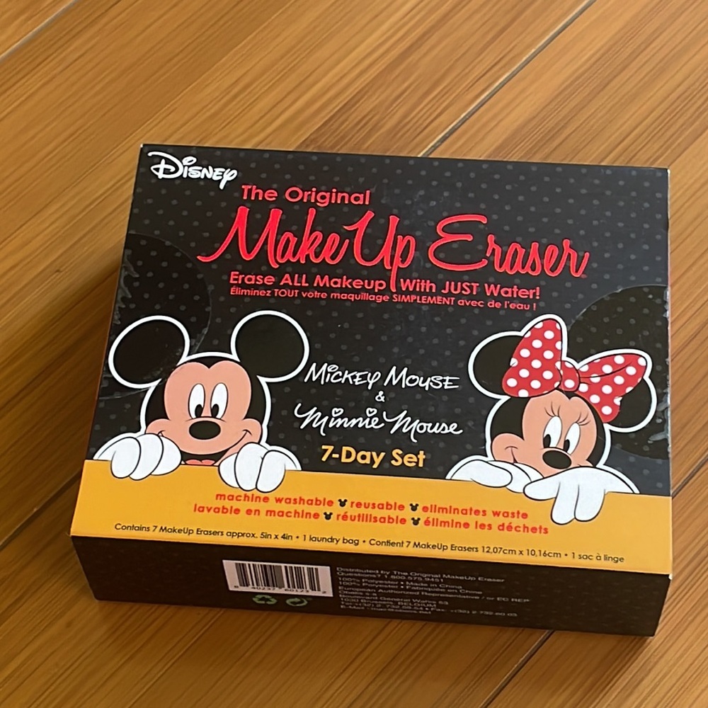 Makeup Eraser 7 day set featuring Mickey and Minnie in love